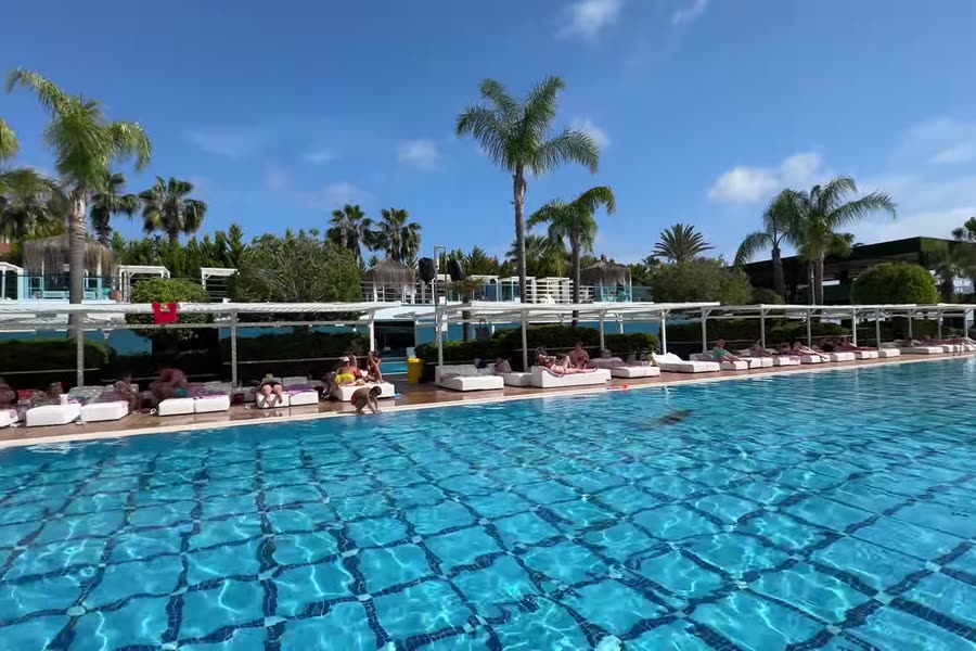 Головний басейн — Q Premium Resort