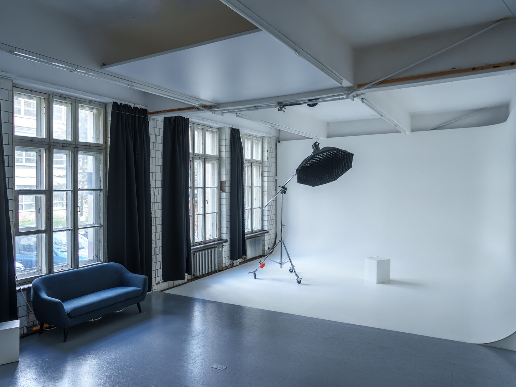 Kampinė ciklorama — fotostudijos nuoma Vilniuje