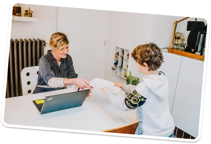 Leerling geeft een blad af aan de leerkracht