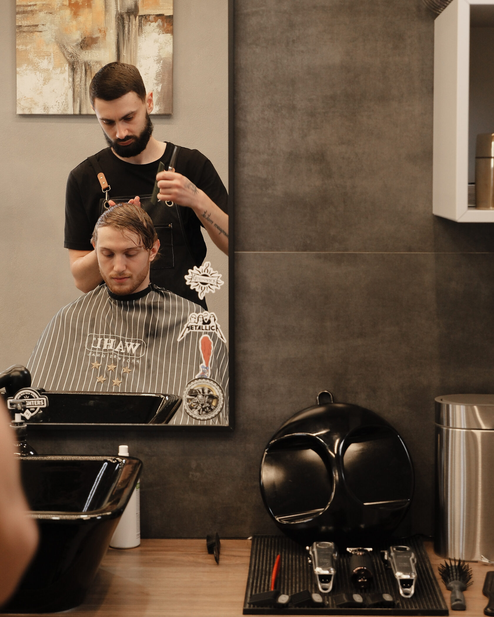 Мастер стрижёт клиента — Barbershop Brute Прага 2