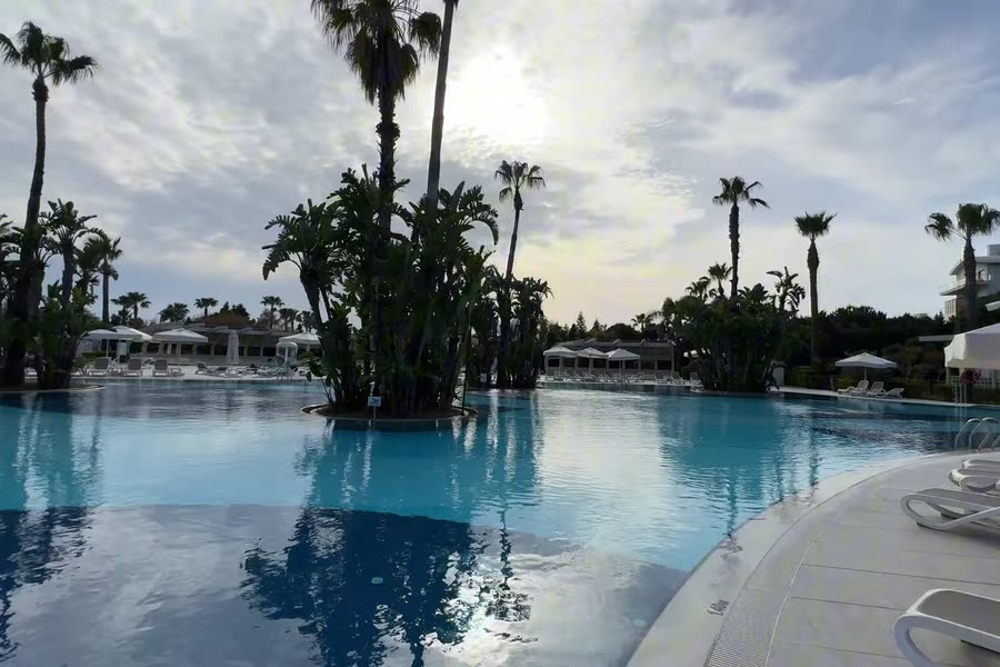 Основний басейн — Susesi Luxury Resort