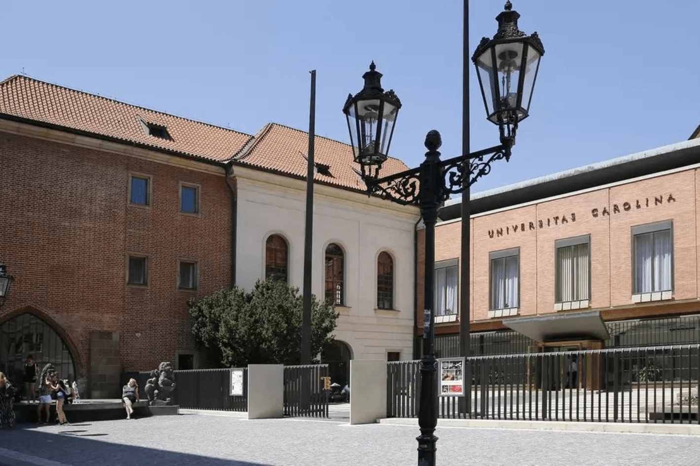 Второй по популярности запрос, который чаще всего возникает у студента сразу после поступления в университет - «Где жить во время учебы?». Сегодня мы расскажем о всех государственных общежитиях в Праге!