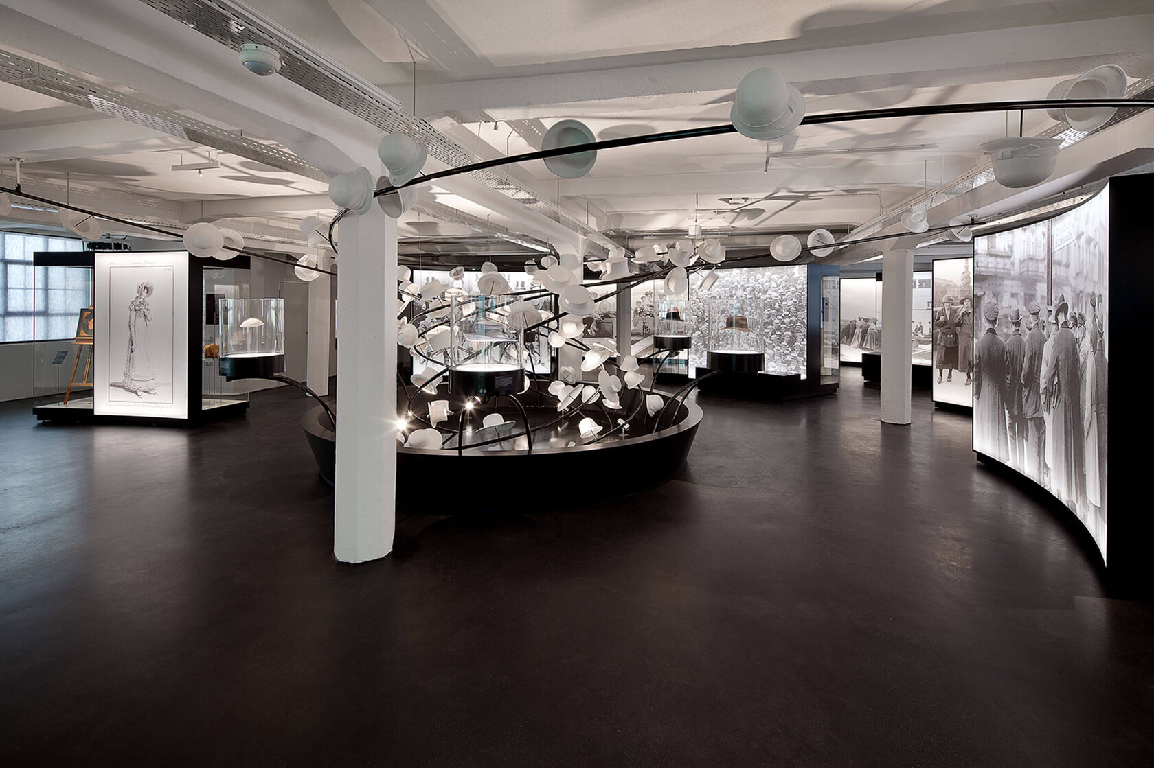 Custom Display Cases Lindenberg – Precision with Projection