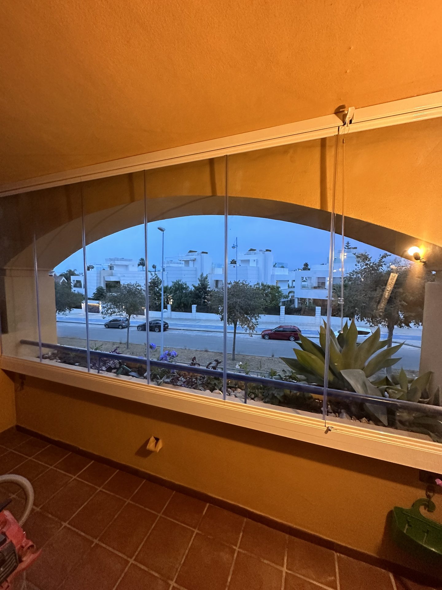 Cortina de cristal TodoCristal adaptada a un balcón con arco
