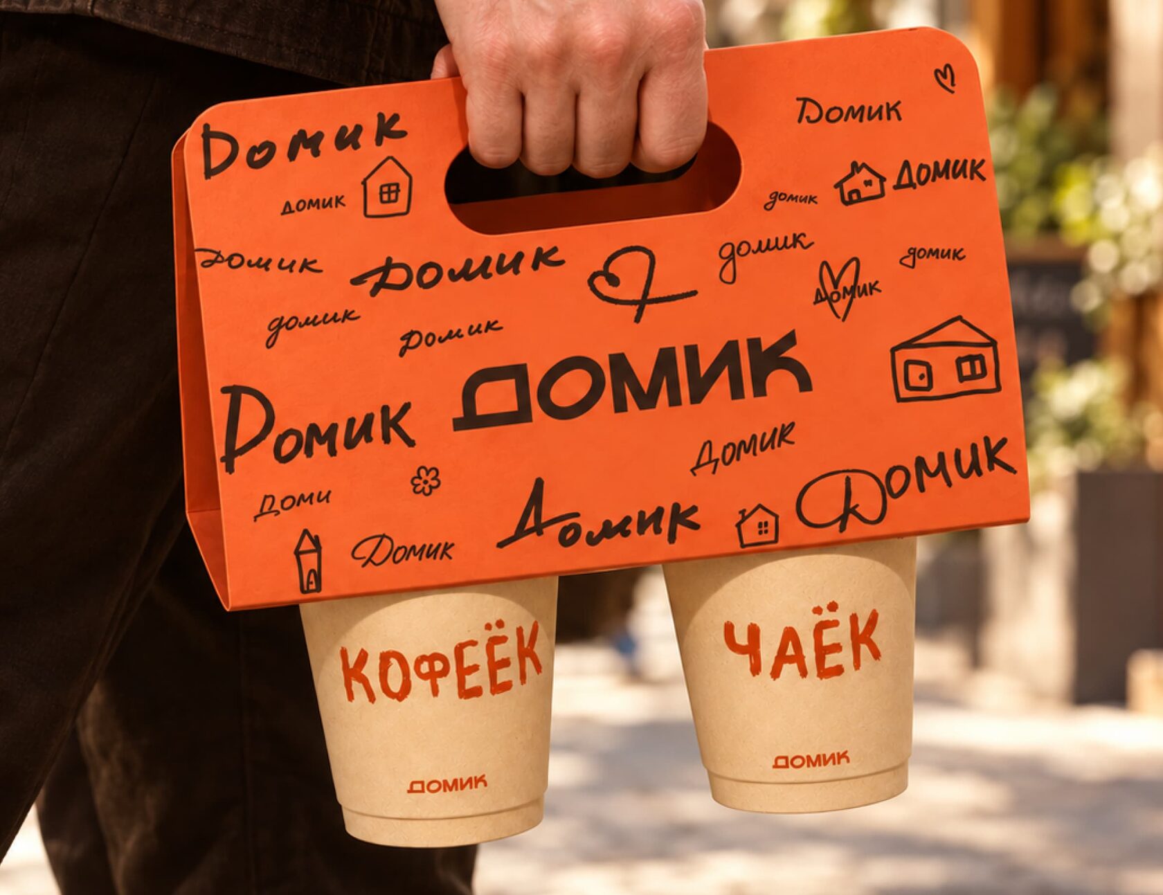Domik takeaway cups in the two-cup carrier