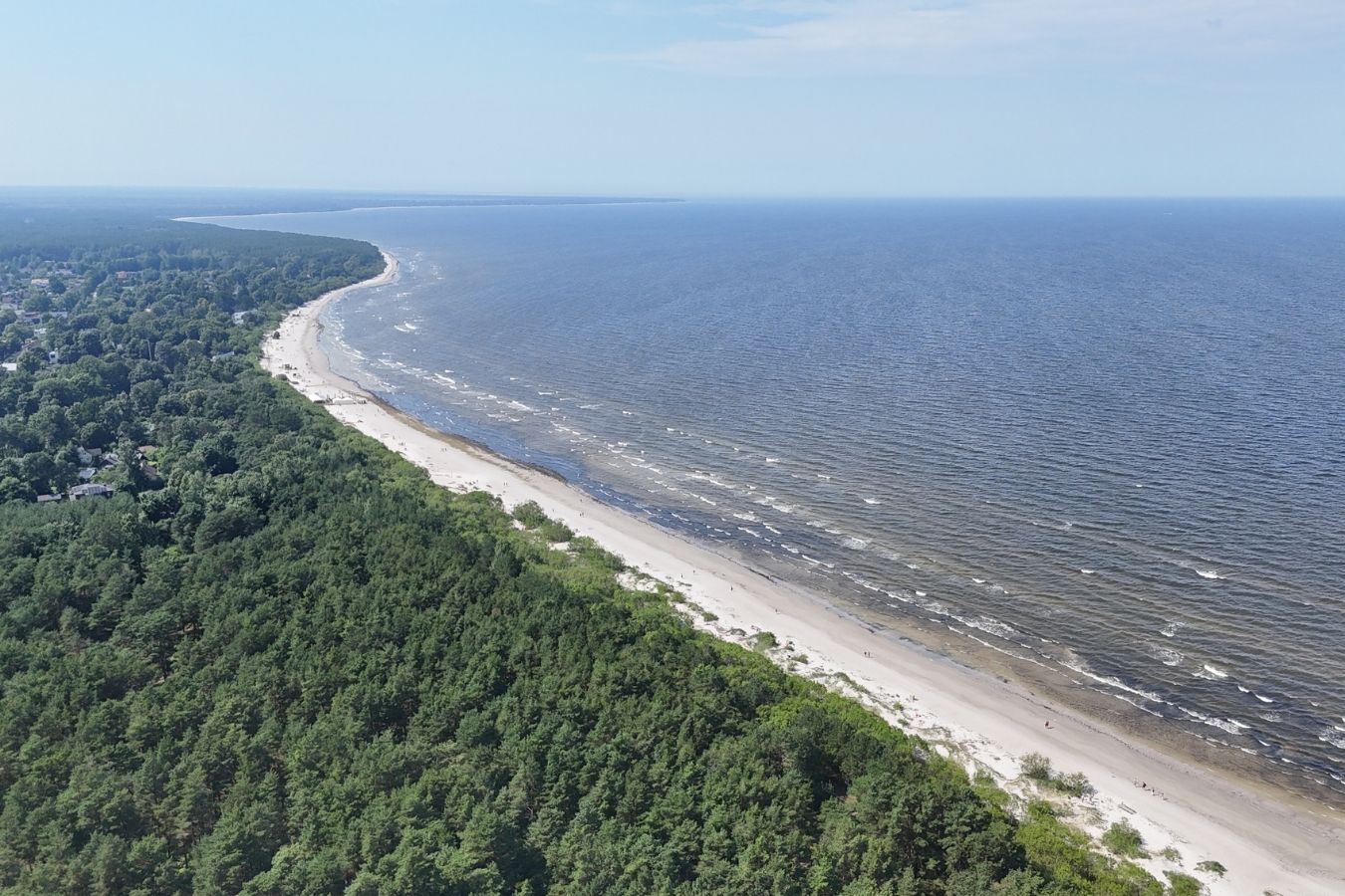 Aerial location reference showing Baltijas jūrai coastline and pine forest near the property