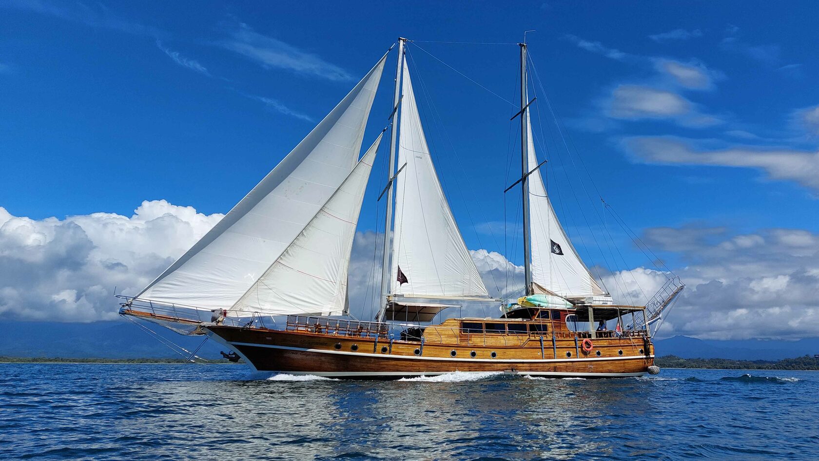 El velero Brisa Elegante navegando frente a Manuel Antonio