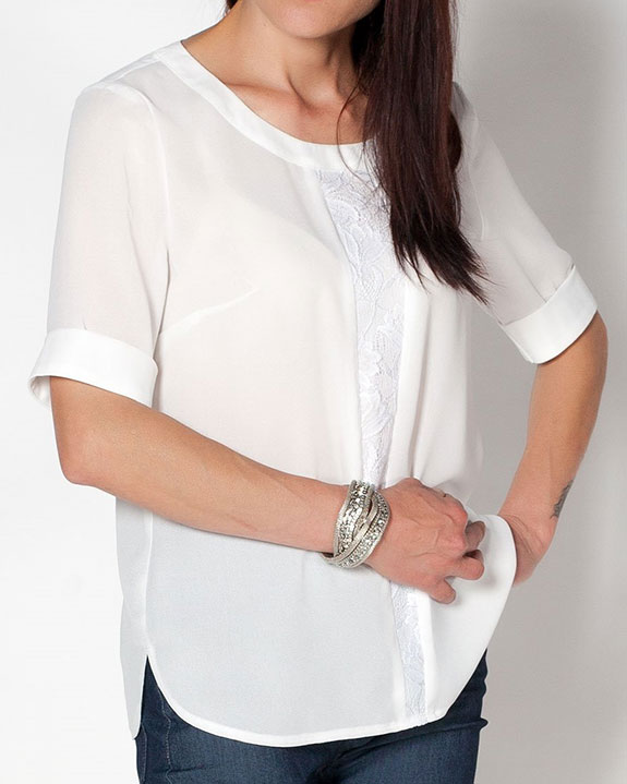 Елегантна дамска блуза в класически бял цвят, подходяща за офиса и пролет/лято 