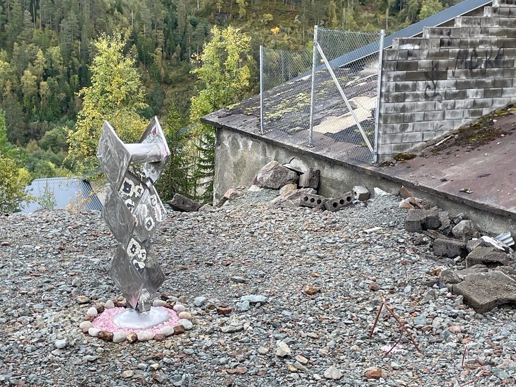 Stålskulpturer med mosaikk av lokale steiner