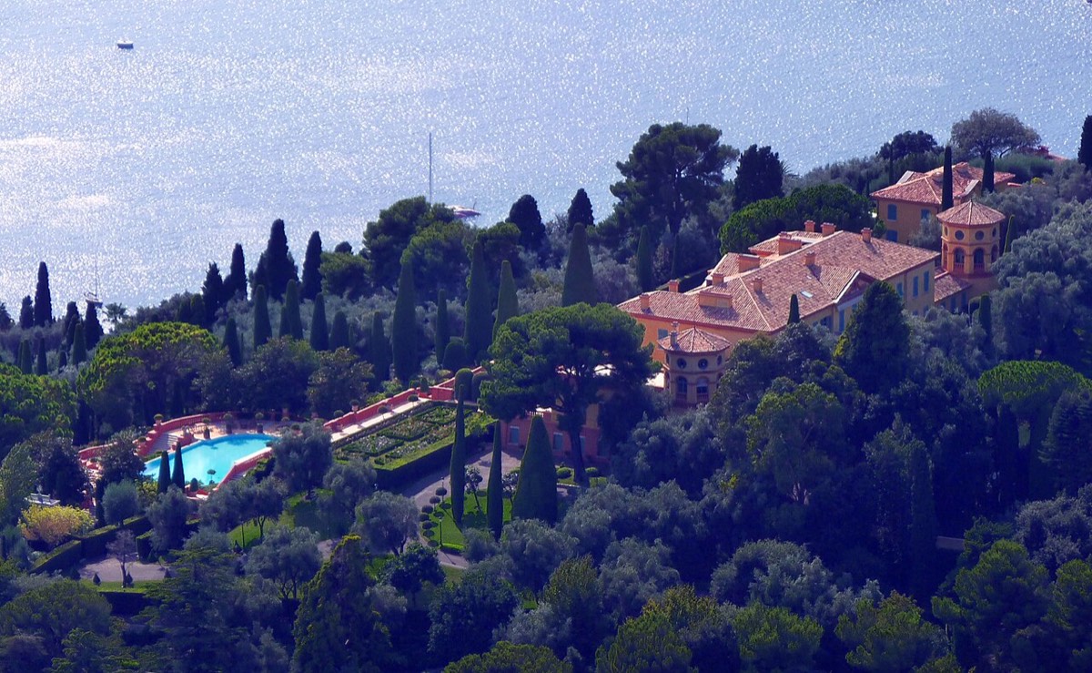 Villa La Léopolda surrounded by gardens above the sea