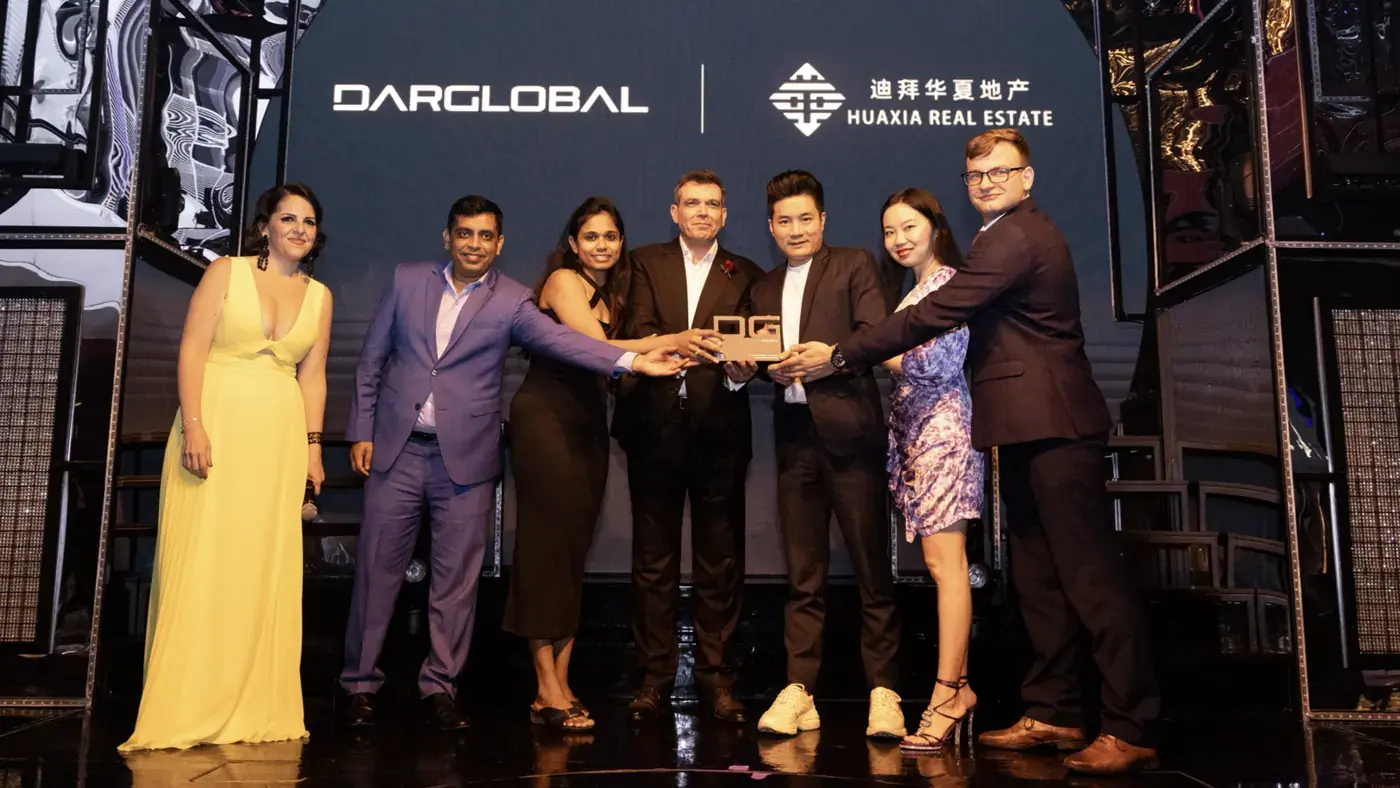 Huaxia Real Estate receiving a DarGlobal broker award