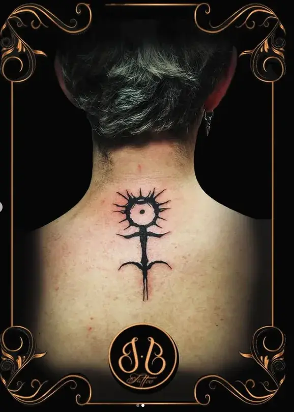 Tatouage symbole graphique sur la nuque, réalisé chez Ino-Ink en Essonne