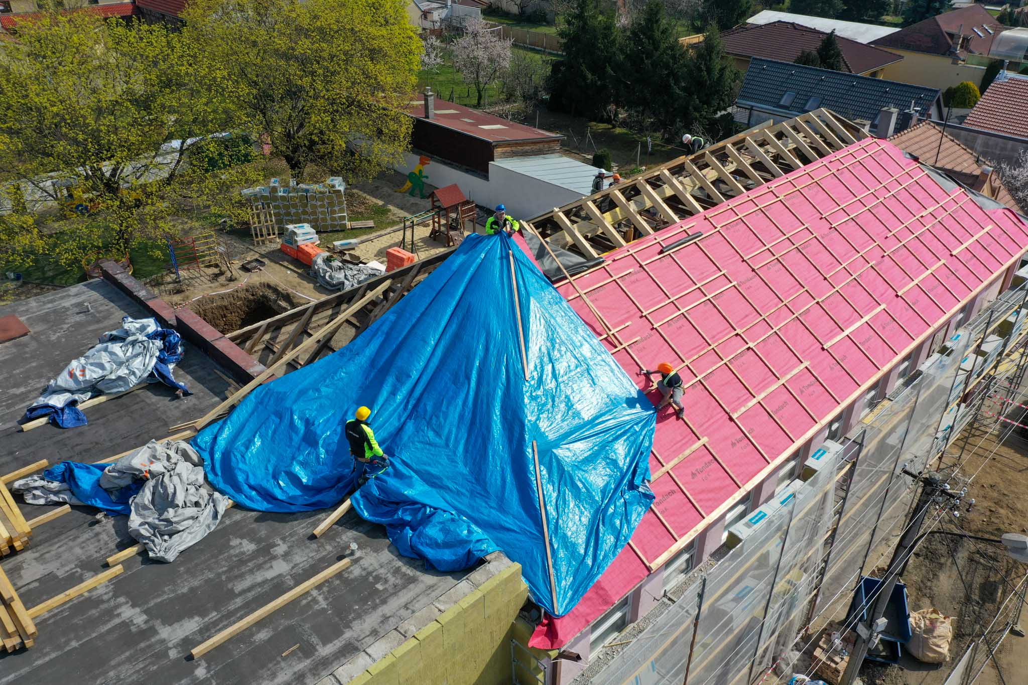 Montáž poistnej hydroizolácie a latovania strechy