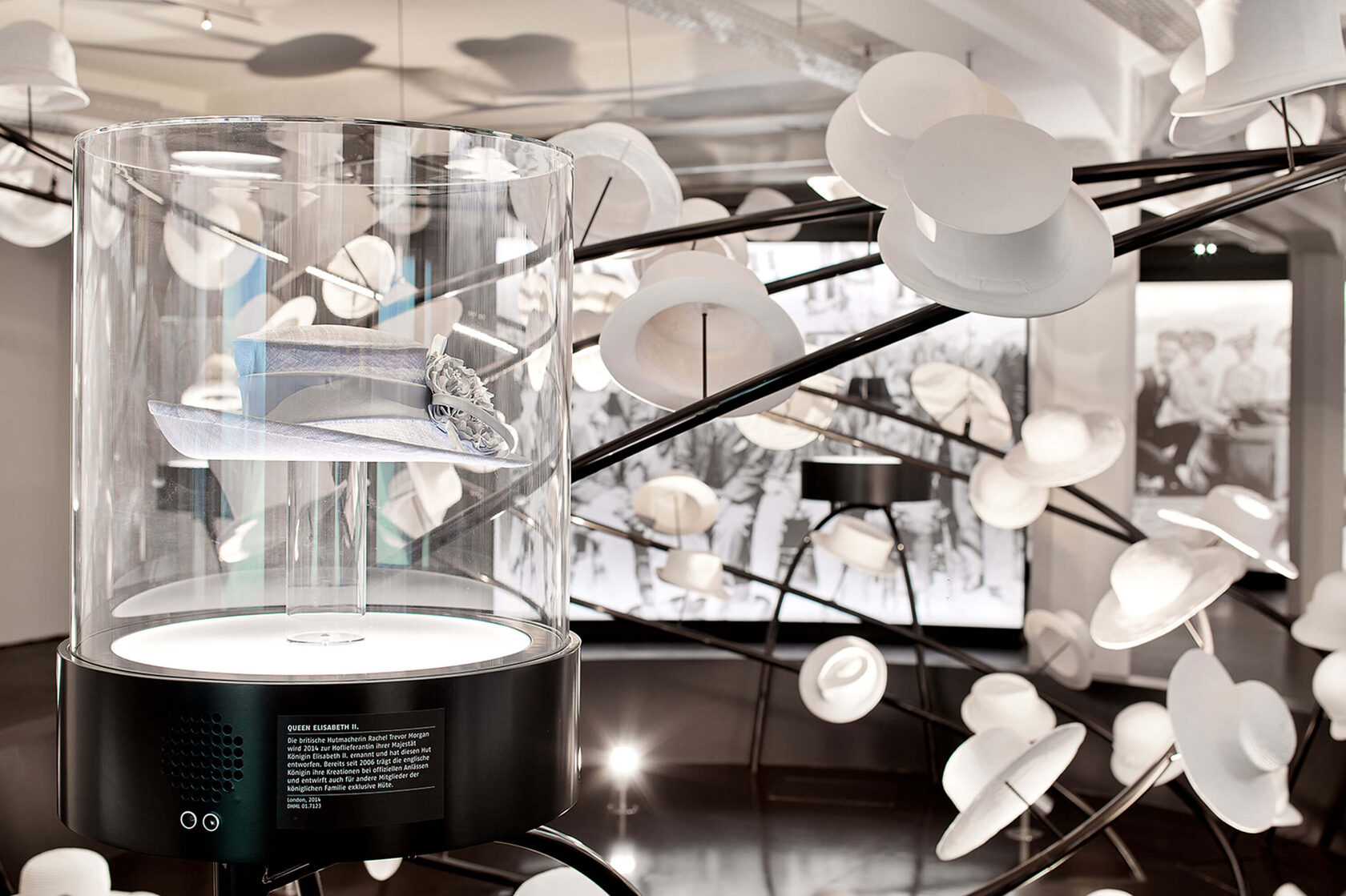 Custom Display Cases Lindenberg – Precision with Projection