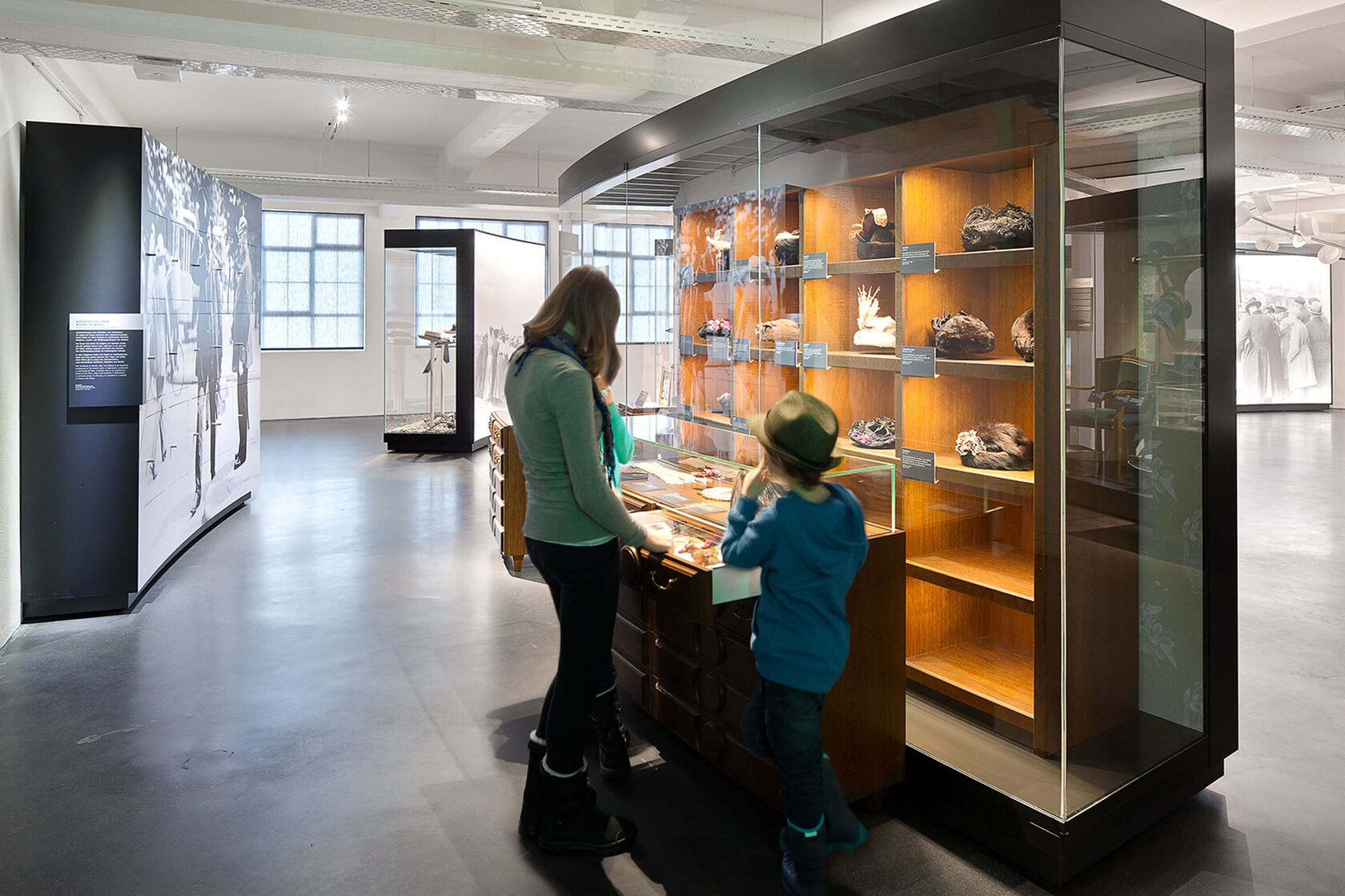 Custom Display Cases Lindenberg – Precision with Projection