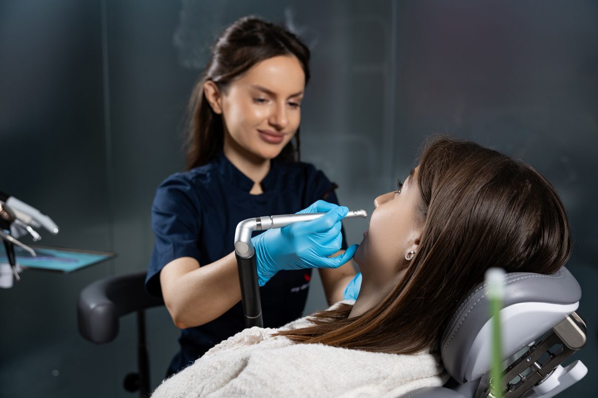 Medic My Dental Clinic examinând o pacientă