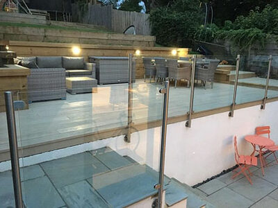 Barandilla de cristal con perfil base continuo de aluminio anclado al suelo en terraza mediterránea