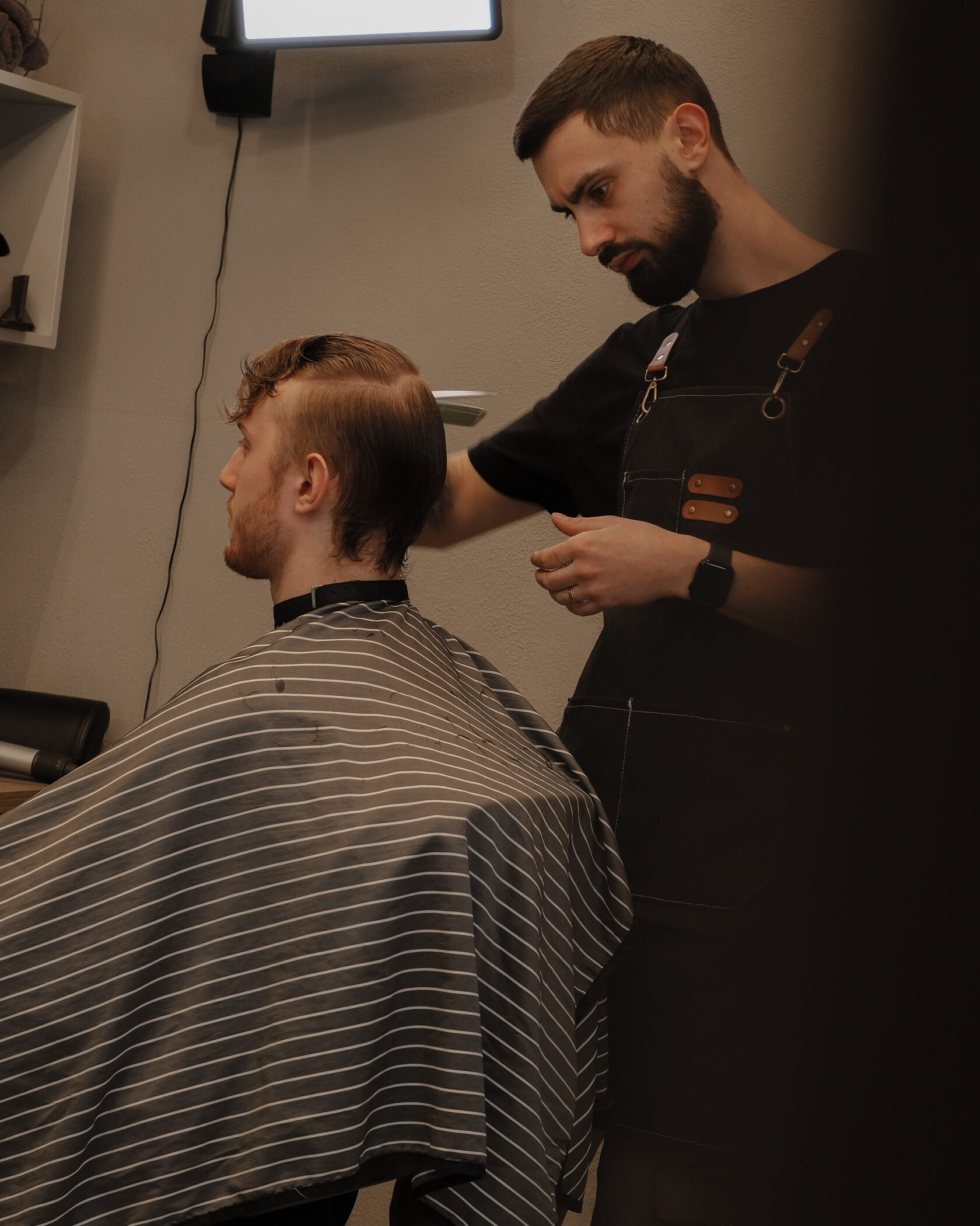 Barber práce s nůžkami — Barbershop Brute