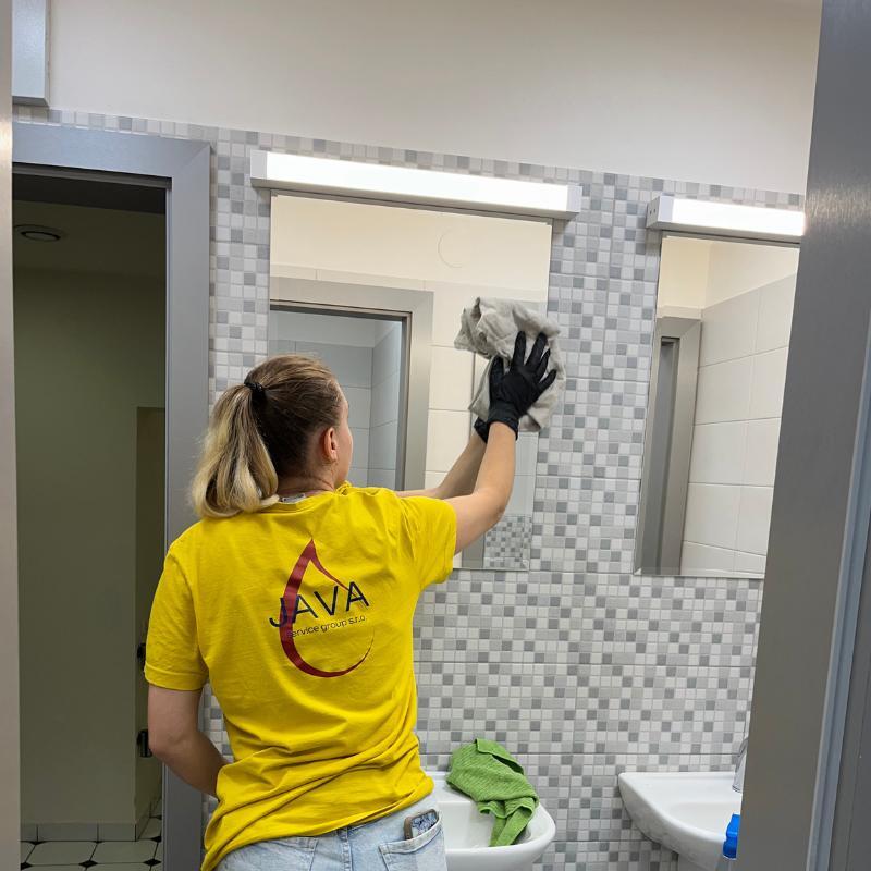 Profesionální úklid kancelářských prostor v Brně – čištění podlah, pracovních ploch a dezinfekce pro čisté a hygienické prostředí.