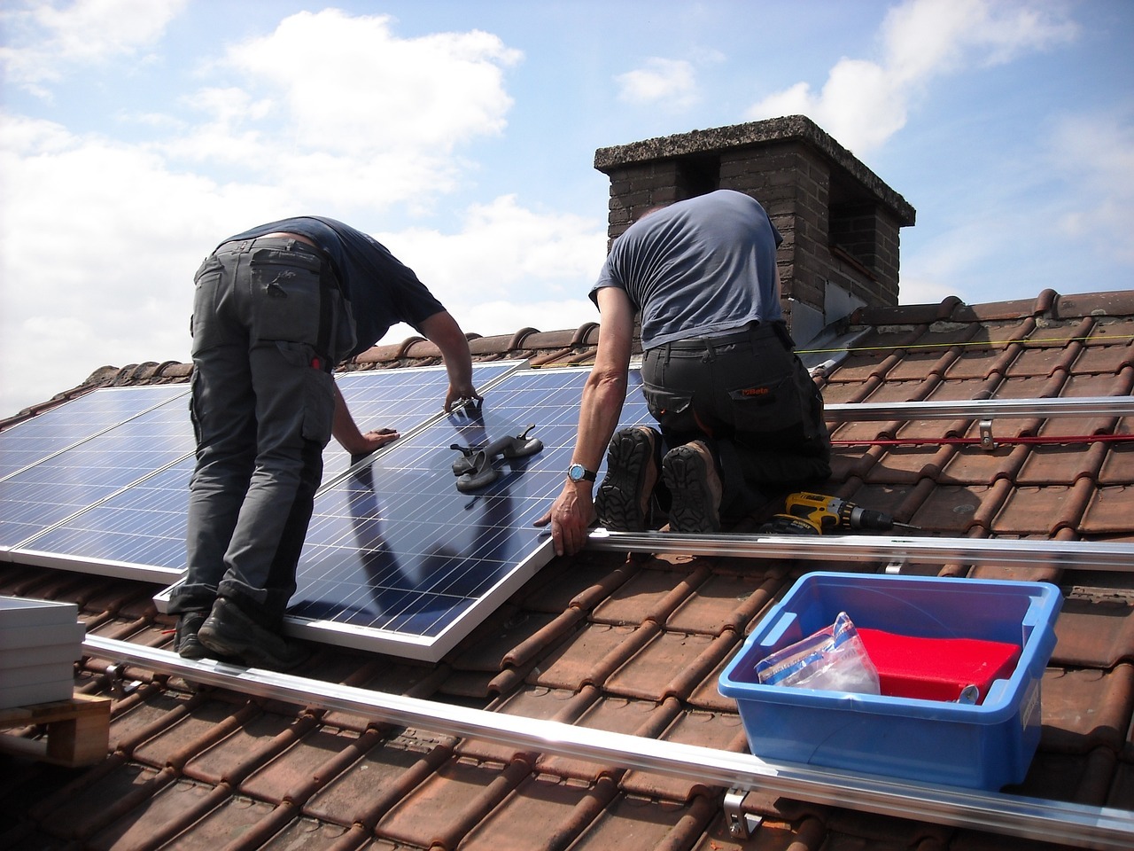 Panneaux solaires photovoltaïques installés sur une maison dans le Var PACA par Éco Climat Concept