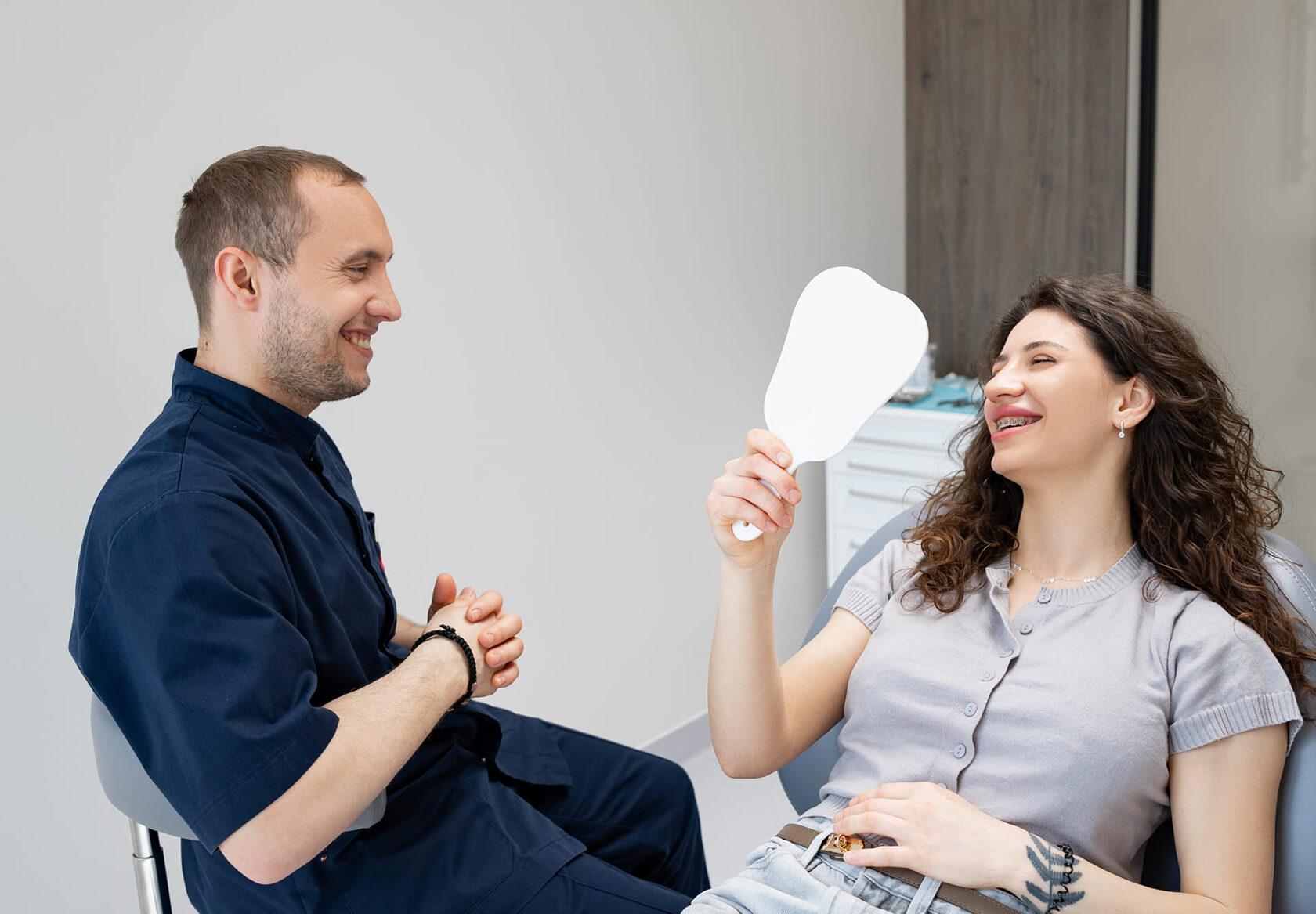 Pacientă My Dental Clinic zâmbind relaxat în fotoliul stomatologic