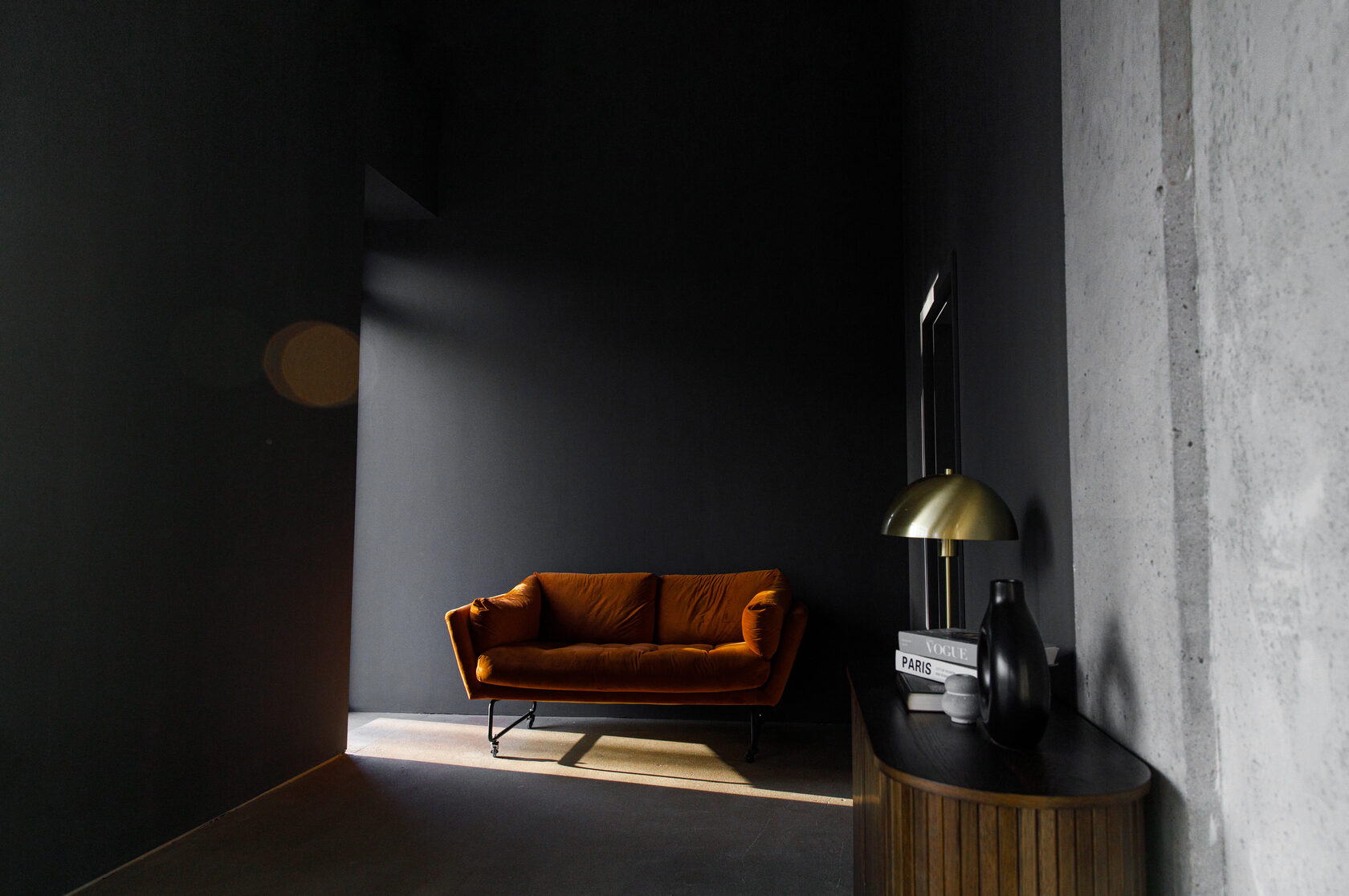 Sala 2 Beton w KARIROOM — detale wnętrza