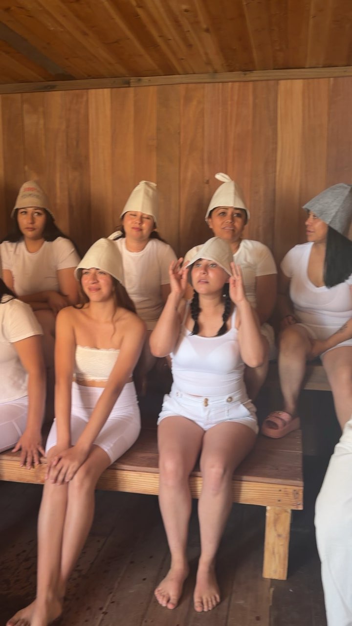 Invitadas con gorros de fieltro dentro de la banya
