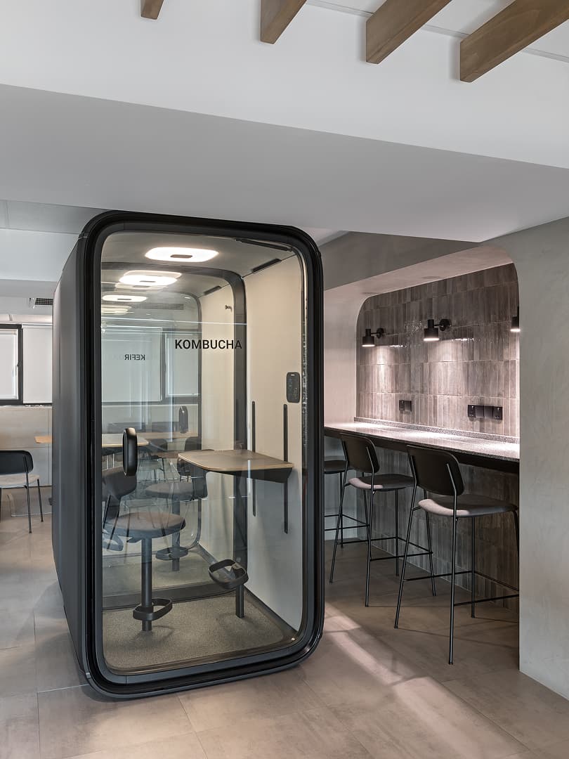 Budka akustyczna w open space — przestrzeń do skupionej pracy i rozmów