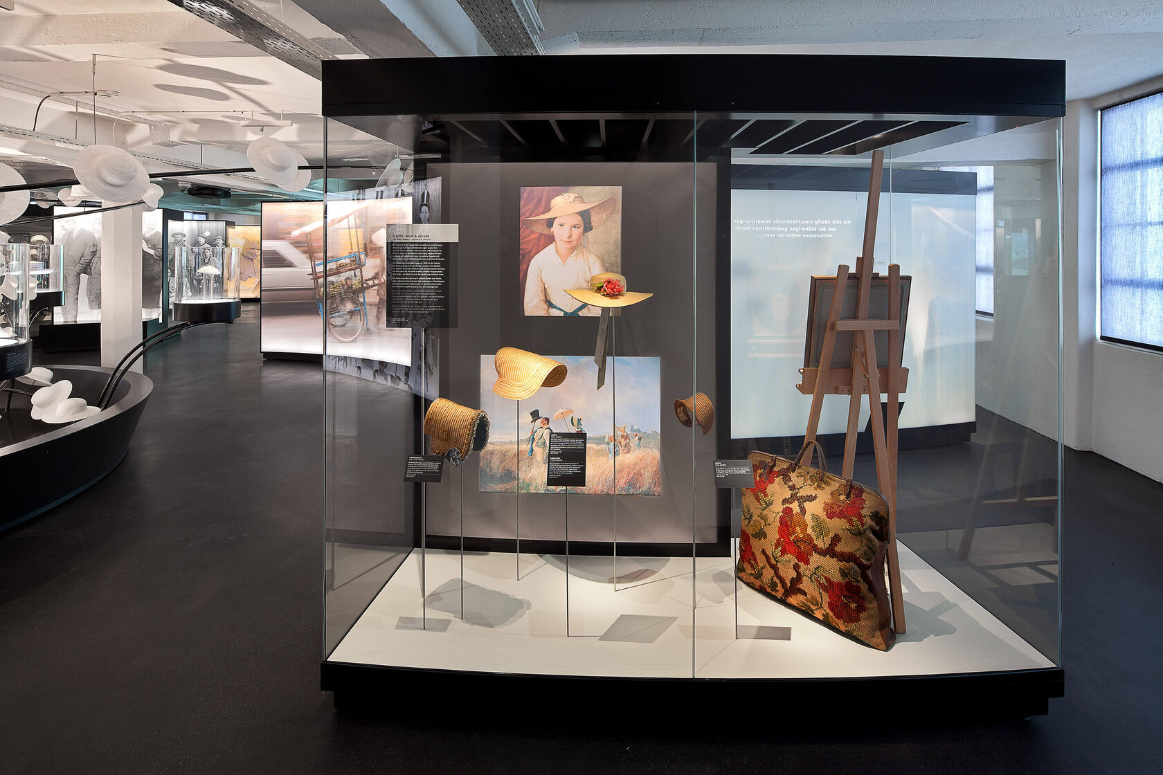 Custom Display Cases Lindenberg – Precision with Projection