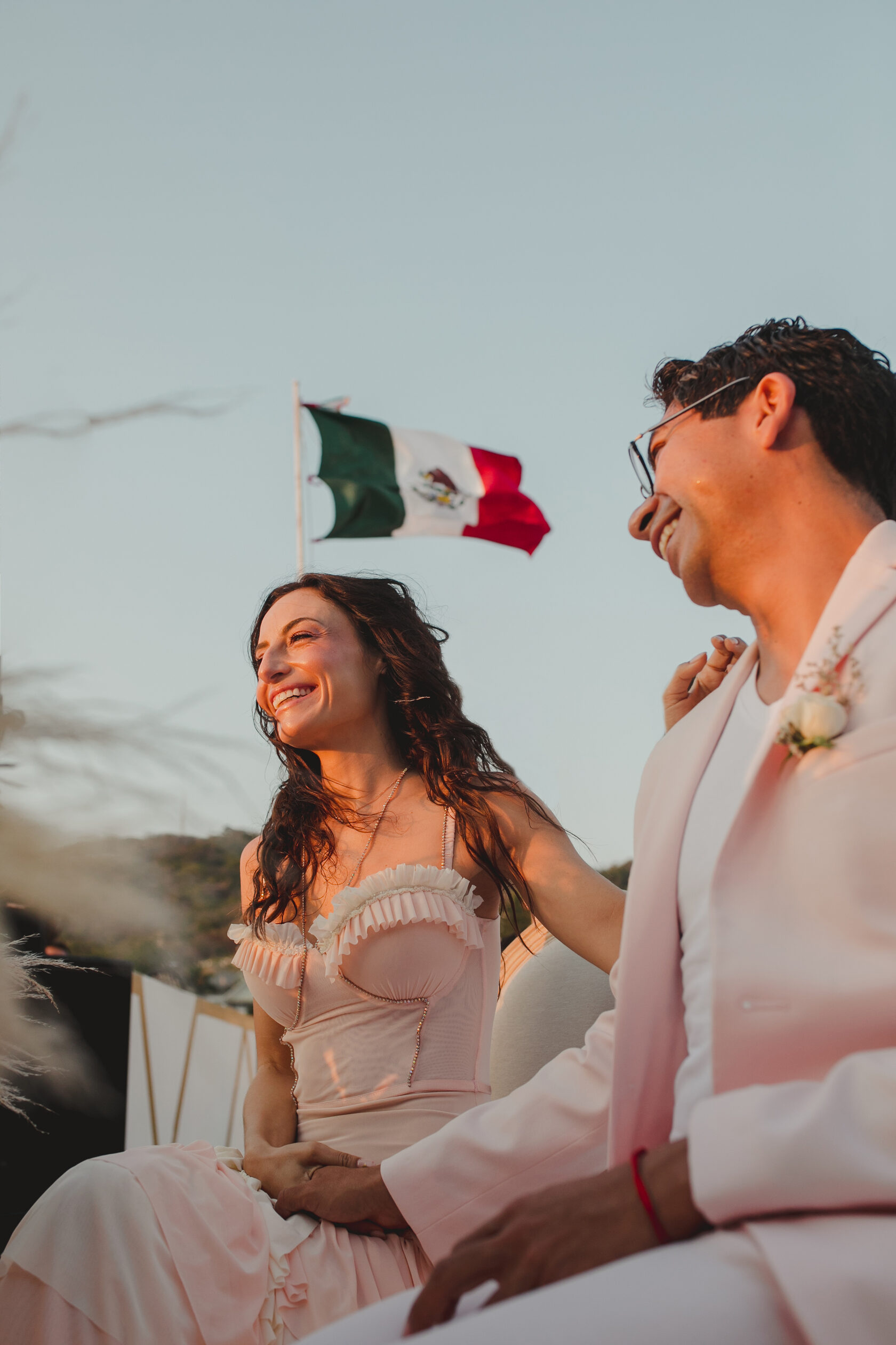 Polina Diorditsa tocando violín en una boda en Acapulco