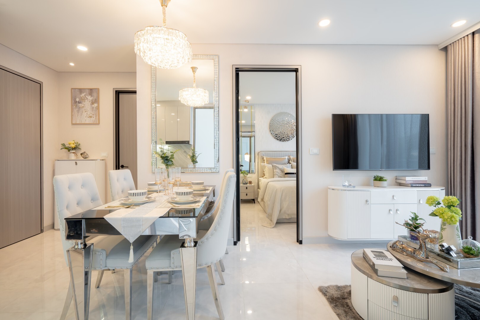 Dining table and living area with TV in the Copacabana Coral Reef show unit