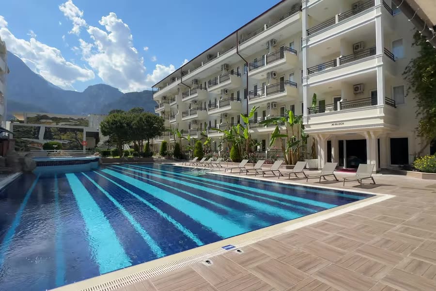 Басейн біля корпусів — Club Hotel Belpinar