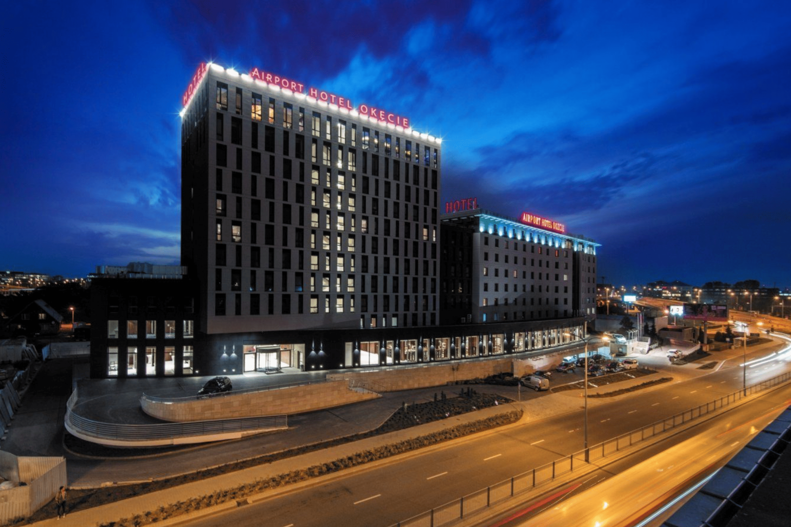 Airport Hotel Okęcie — fasada wieczorem