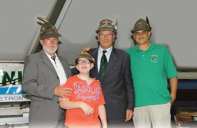 Federico insieme a un gruppo di Alpini