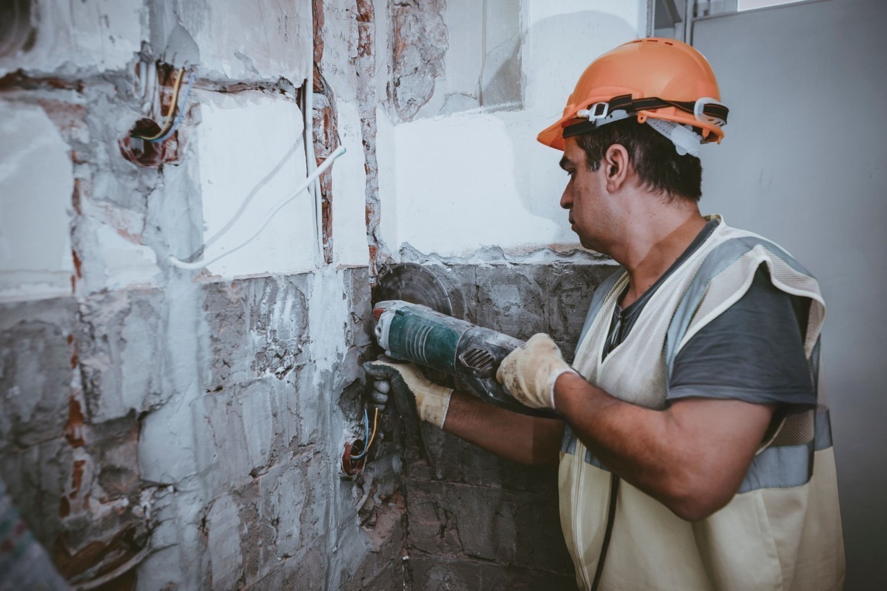 къртене на плочки с пневматичен долотен чук (въздушен чук) 