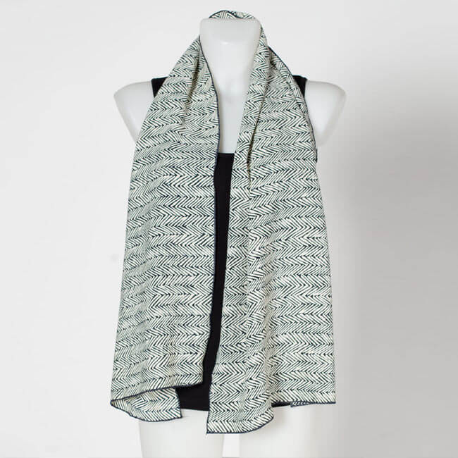 Стилен дамски шал, идеален за подарък на жена