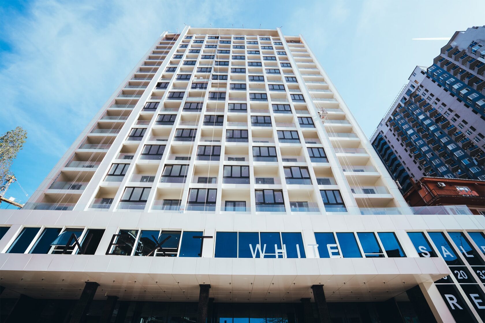 Un complexe résidentiel à Batumi, à seulement 3 minutes à pied de la mer. Le complexe présente un design moderne et offre des vues spectaculaires sur la mer. Axé sur le confort et les détails raffinés, NEXT White assure une expérience de vie supérieure à ses résidents.