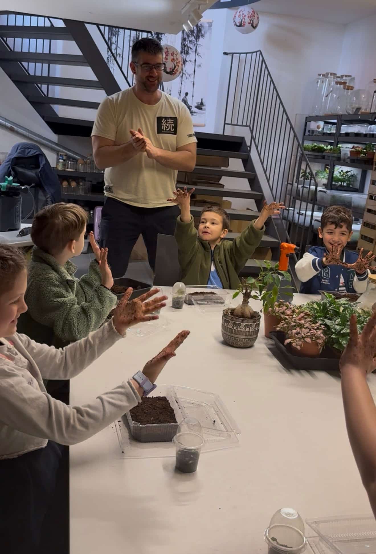 Kinder kommen zum Kindergeburtstag im Biotop-Atelier an und bestaunen die Regale mit Biotopen im Glas – IZSO NaturArt in Lahr