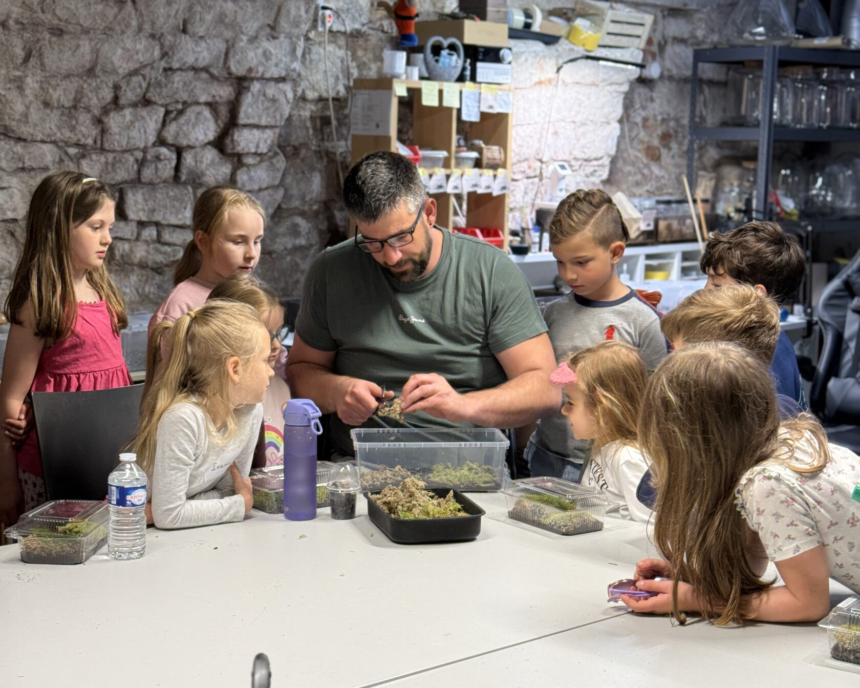 Kinder bauen beim Kindergeburtstag gemeinsam ein Biotop im Glas – IZSO NaturArt in Lahr