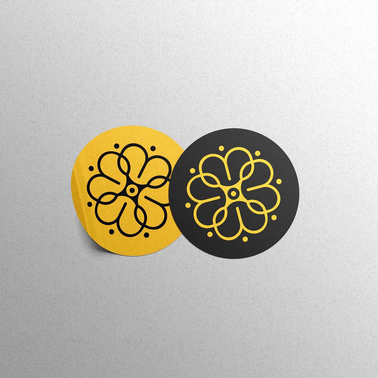 Ispirazione flower mark on yellow and black