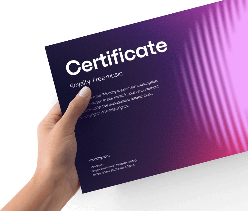 Mano sosteniendo un certificado de música libre de regalías de Moodby