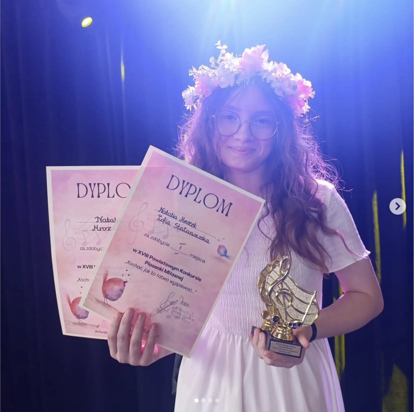 Natalia Mrozek z dyplomami i pucharem za I miejsce w konkursie wokalnym
