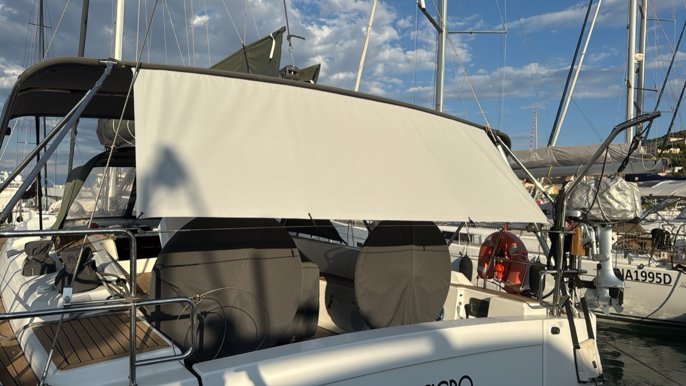 Tendalino bianco su barca a vela
