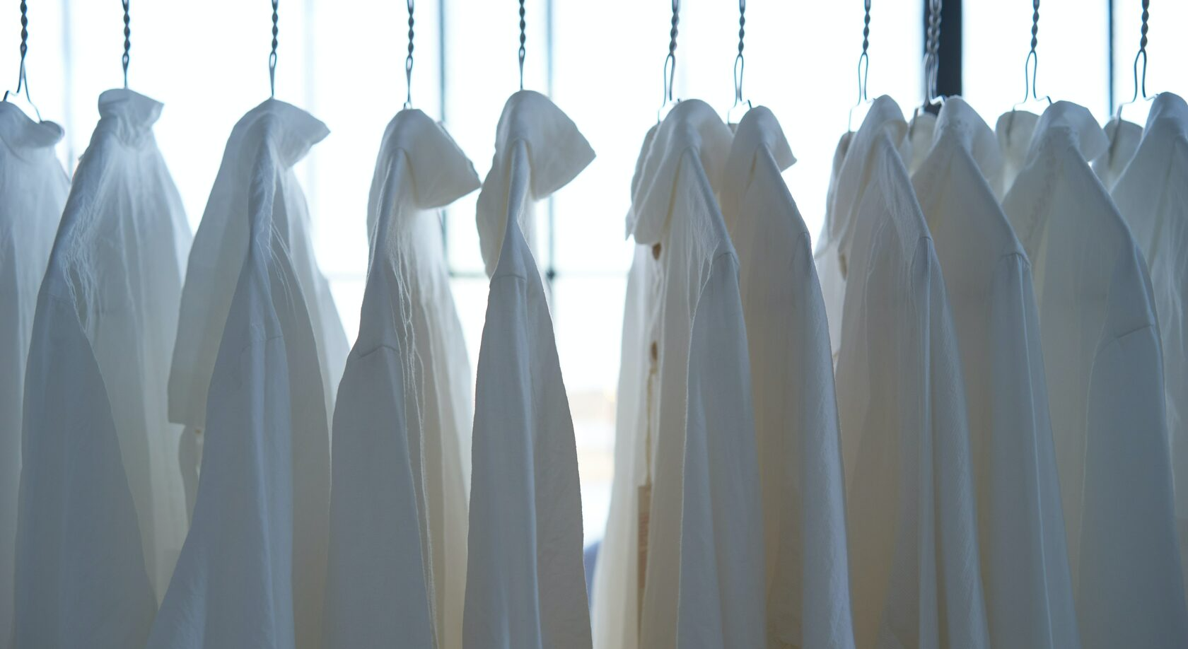 Lavaggio in acqua, lavaggio a secco, asciugatura, stiratura, colorazione e riparazione degli abiti di tutti i giorni e dei vestiti per le occasioni speciali.