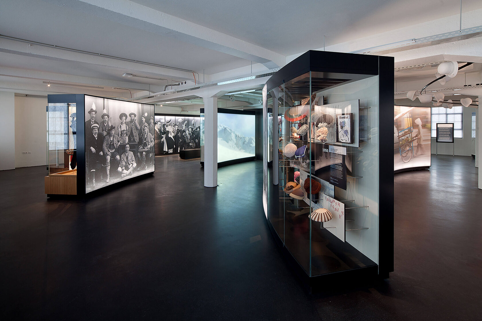 Custom Display Cases Lindenberg – Precision with Projection