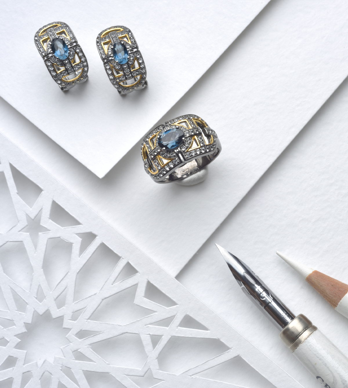 Byzantium Collection ピアス クリスタルΩ