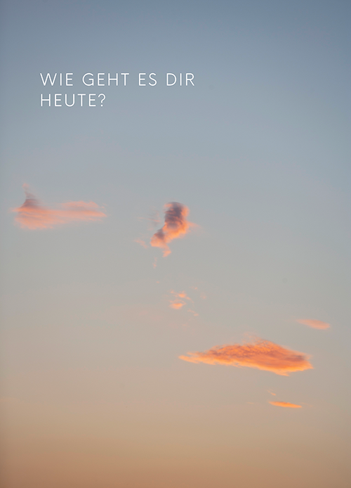 Q no A Postkarte mit weitem Himmel und orangefarbenen Wolken – Fotokunst mit Reflexionsfrage
