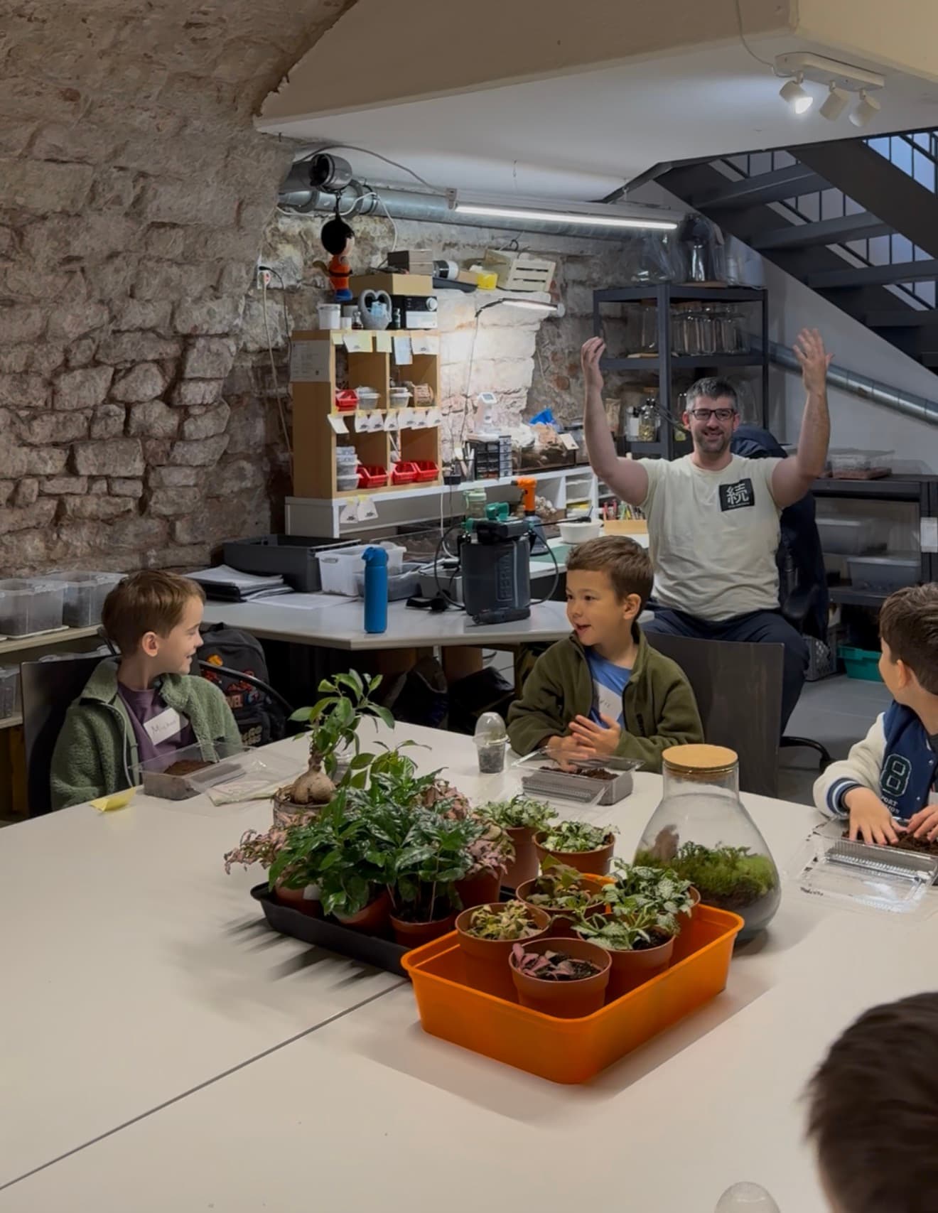 Kinder vergleichen stolz ihre fertigen Biotope im Glas – IZSO NaturArt in Lahr