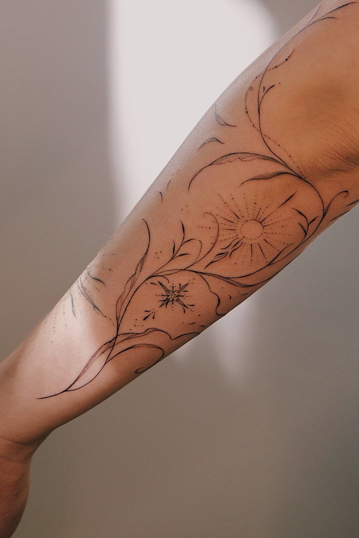 Florales Unterarmtattoo in der Detailansicht