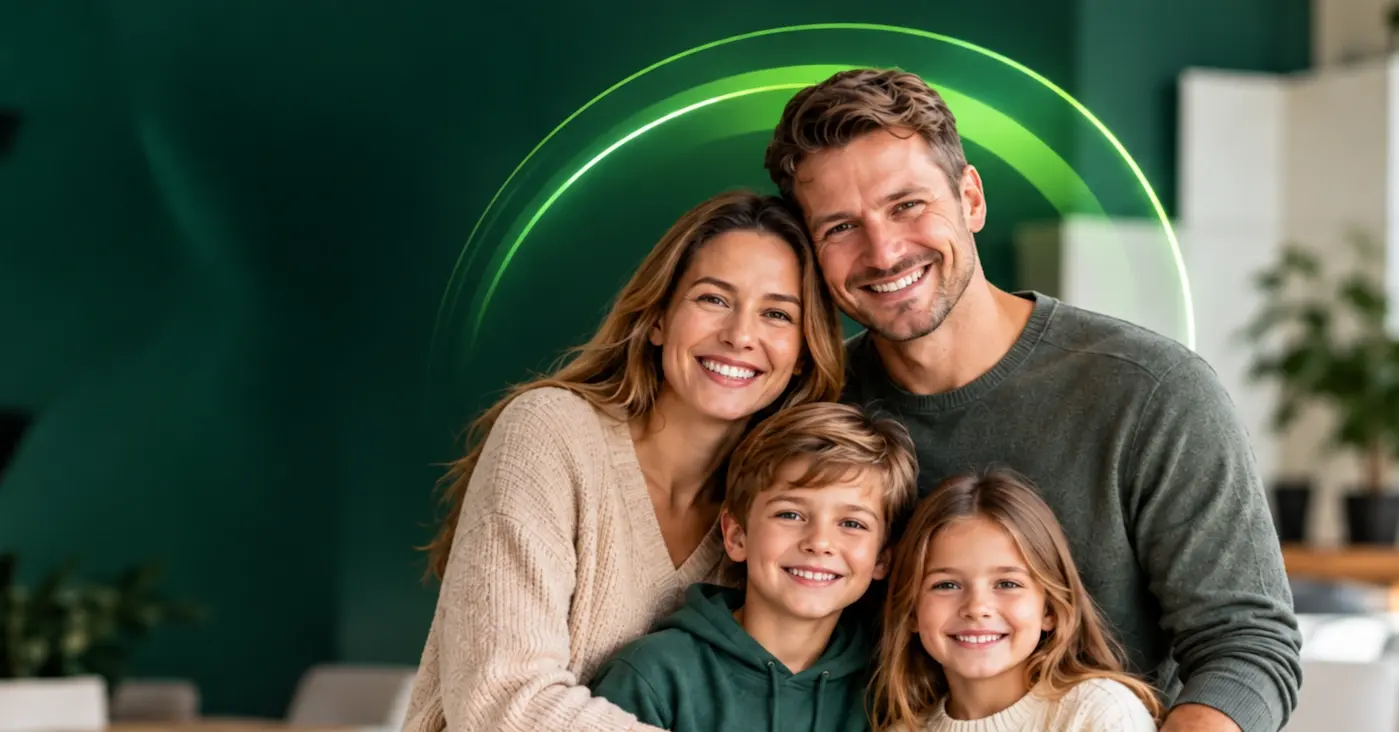 Familie in einem modernen Zuhause als Symbol für individuelle Versicherungsberatung und private Absicherung